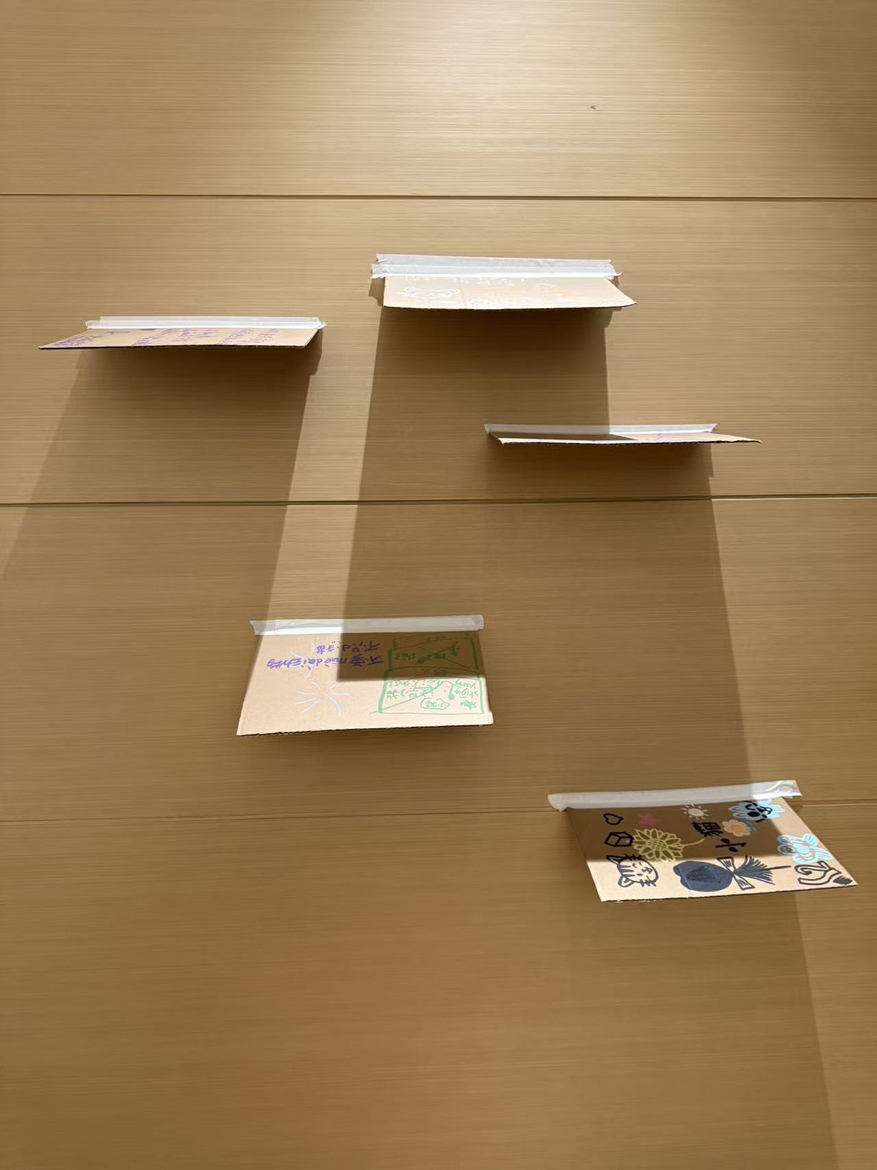 Painted cardboard pieces arranged on a wall as a climbing concept.